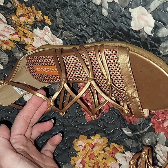 Rose Gold Rocket Dog Sandals 8.5 Like New - Picture 4 of 7